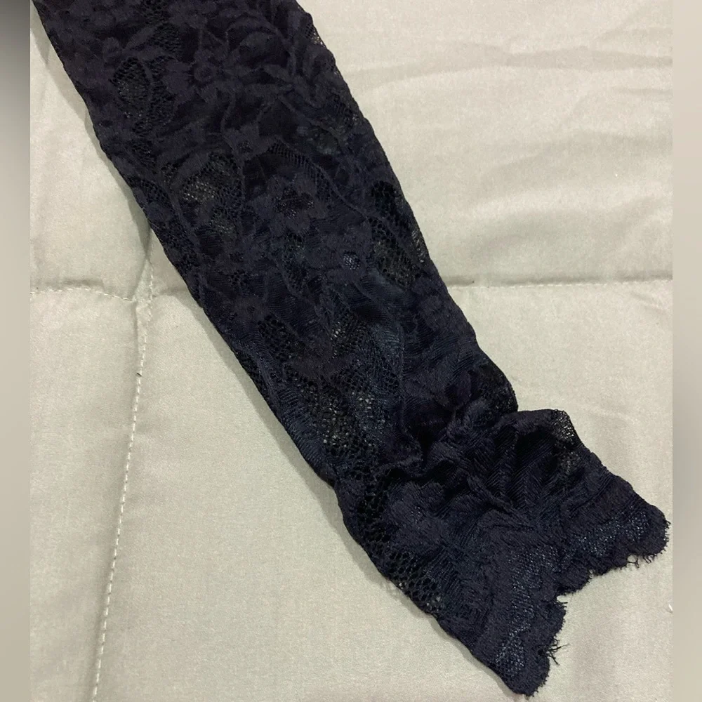 ONLY
Smocked Crop Top with Lace Sleeves - Picture 7 of 7